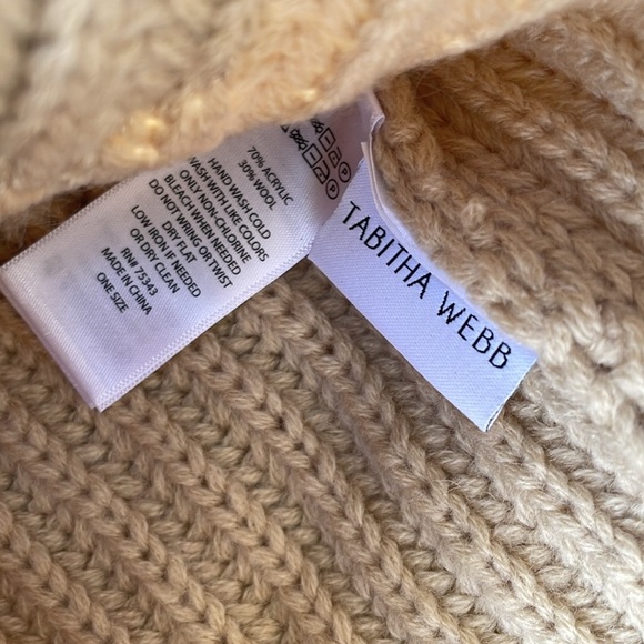 Tabitha Webb tan off white beige floral embroidered beanie hat knitted flowers - Picture 2 of 3